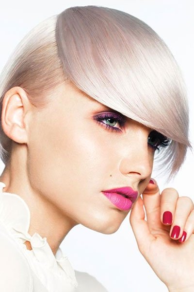 Sleek-Look: Kurzer Bob in Platinblond